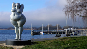 Statua di donna nuda in evidente sovrappeso