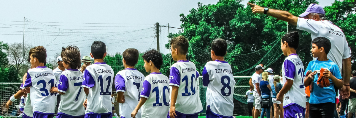Non è solo sport: è una relazione di crescita Allenatore e i ragazzini di una squadra di calcio