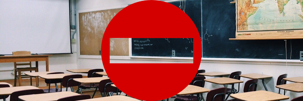 La fobia scolare è un disturbo purtroppo frequente tra i nostri ragazzi Un'aula scolastica completamente vuota. Sovrapposto, un cartello di divieto d'accesso