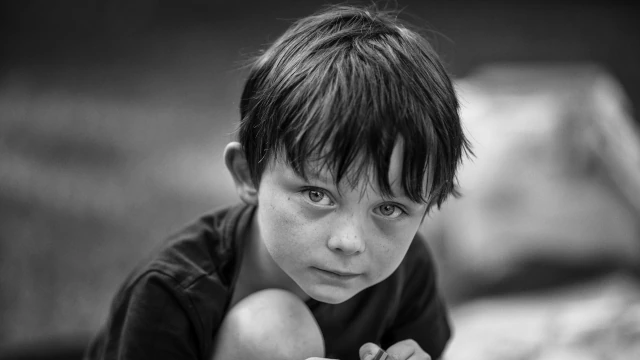 Anche chiusura e disinteresse possono essere modi in cui un bambino reagisce a uno stress Un bambino solitario. Anche chiusura e disinteresse possono essere modi in cui un bambino reagisce a uno stress