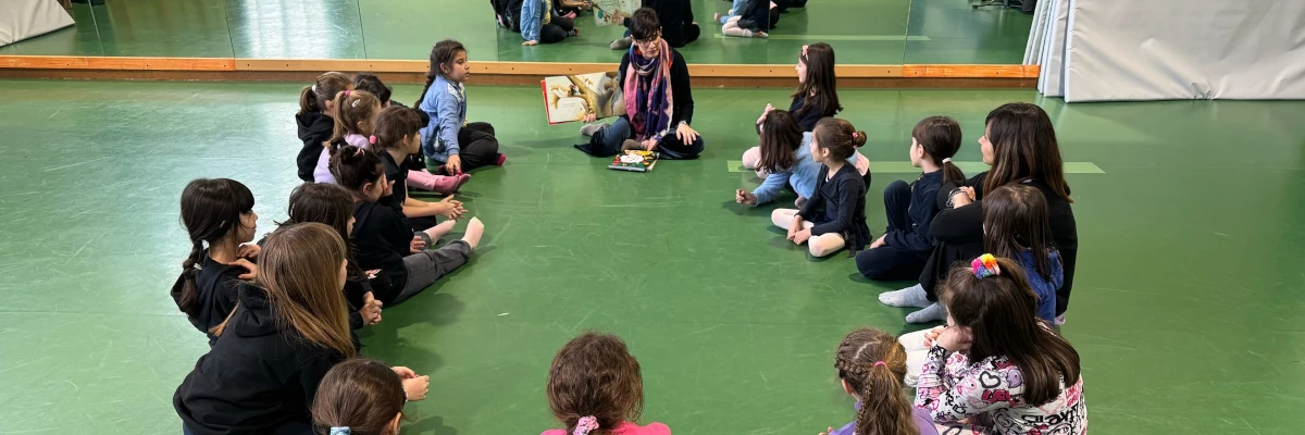 Il femminile è un concetto che si impara Un gruppo di ragazzine in circolo attorno a Serena Mottura. Il femminile è un concetto che si impara