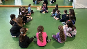 Un gruppo di ragazzine in circolo attorno a Serena Mottura. Il femminile è un concetto che si impara