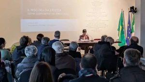 Un momento della conferenza tenuta da Serena Mottura. L'incertezza ha un peso determinante sulla società