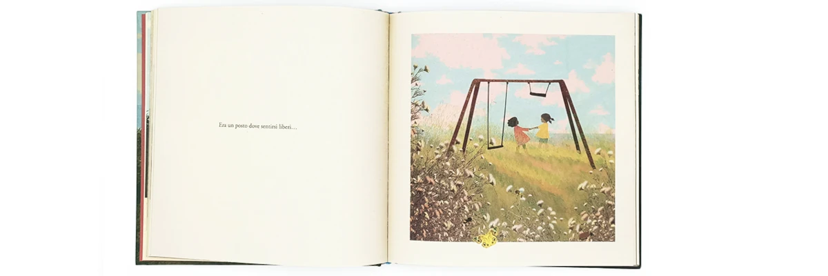 Il libro è delicato, ma profondo Pagina interna del libro, con due bimbe sotto l'altalena e la scritta "Era un posto dove sentirsi liberi". Il libro è delicato, ma profondo