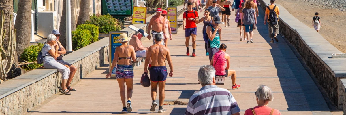 L'estate è il periodo in cui ci si scopre, ma non per tutti è una cosa facile Gente in abiti estivi sul lungomare di Gran Canaria. L'estate è il periodo in cui ci si scopre, ma non per tutti è una cosa facile
