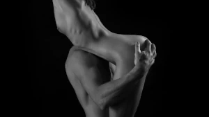 Uomo e donna nudi in bianco e nero, lo sfondo è nero; lei si appoggia sulla spalla di lui, che è in piedi. La disponibilità a farsi vedere può essere un problema, sia nella vita sia nell'intimità
