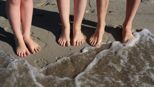Da soli, con gli amici o con la famiglia, le vacanze in un campo di nudisti possono essere un vero punto di svolta per vincere la propria difficoltà a farsi vedere Sul bagnasciuga, i piedi nudi di donna, uomo e bambino. Da soli, con gli amici o con la famiglia, le vacanze in un campo di nudisti possono essere un vero punto di svolta per vincere la propria difficoltà a farsi vedere