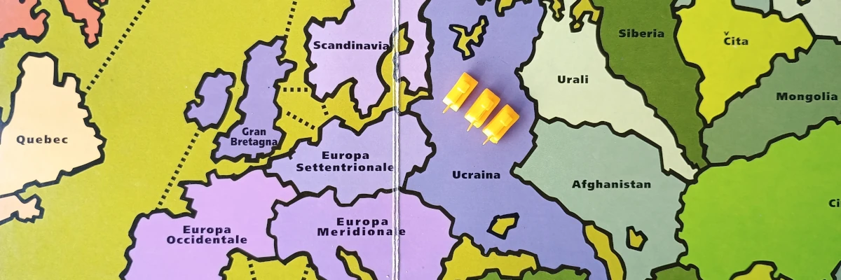 Il Risiko è una simulazione di guerra, ma a colpi di dadi e di strategia. Questi sono gli unici carri armati che vorrei vedere in Ucraina e nel mondo Porzione di una vecchia plancia di Risiko: tre carri armati gialli sono posti in Ucraina. Il Risiko è una simulazione di guerra, ma a colpi di dadi e di strategia. Questi sono gli unici carri armati che vorrei vedere in Ucraina e nel mondo