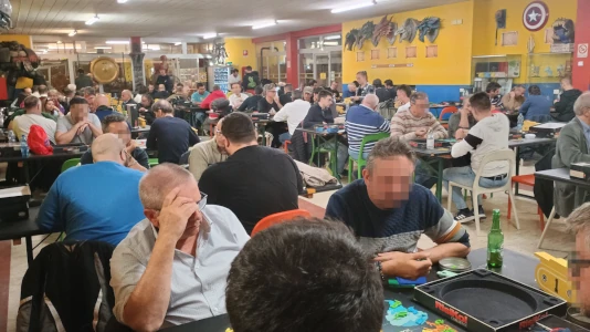 I giocatori sono quasi cento a settimana Alcuni dei giocatori di Risiko ai tavoli durante le partite. I giocatori sono quasi cento a settimana