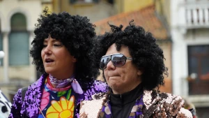 Coppia in maschera. Ciò che mostriamo non è sempre ciò che siamo