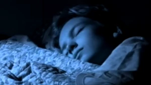 Primo piano di una ragazza che dorme sotto le coperte