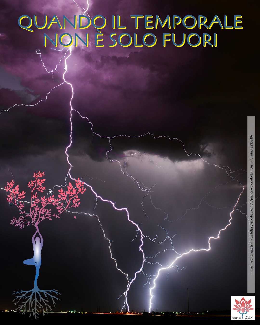 Temporale notturno con grandi fulmini nel cielo